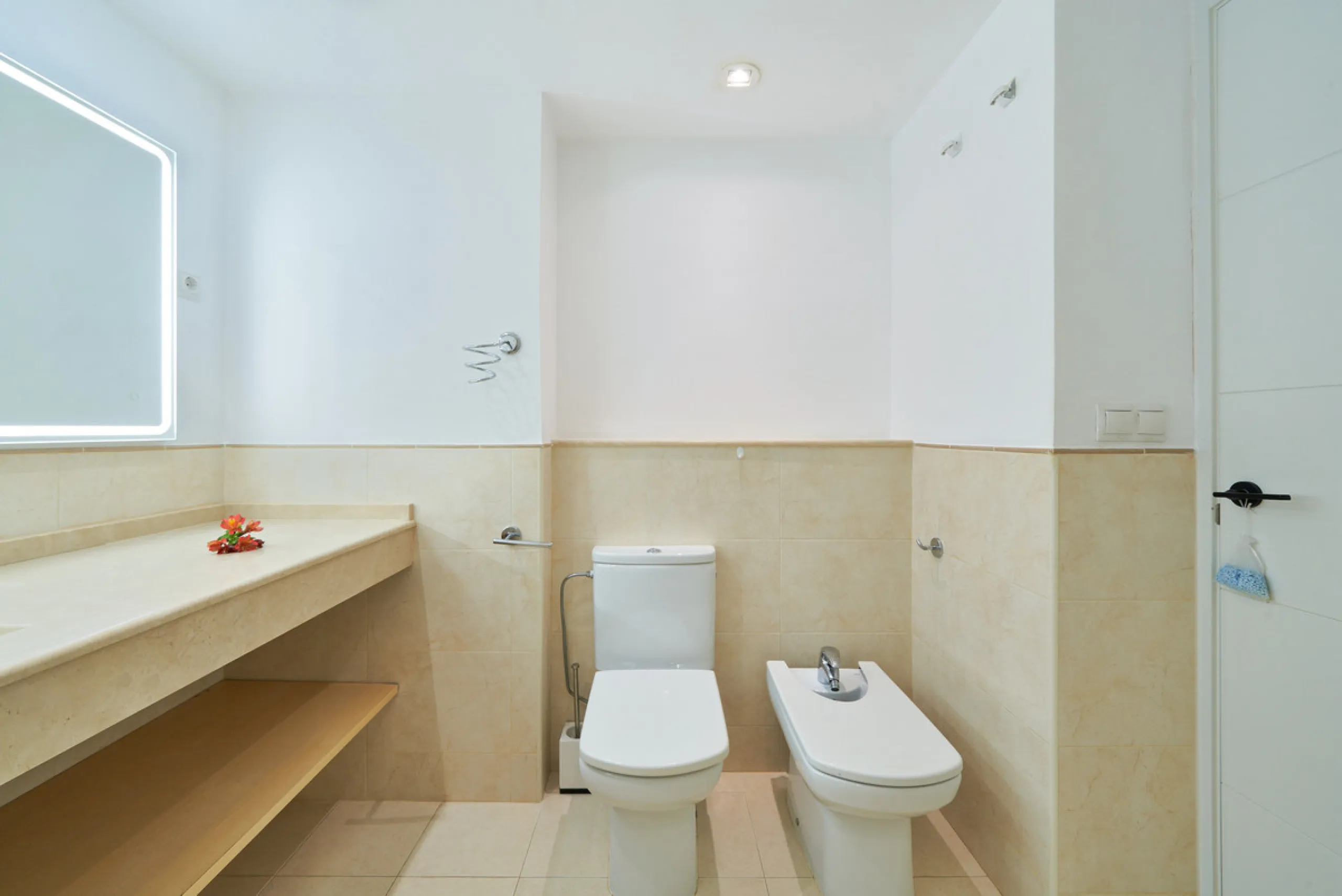 Just moments from the shoreline, this elegant 2-bedroom, 2-bathroom apartment is nestled within the sought-after gated community of Jardines de las Golondrinas, just 200 metres from one of Marbella's finest sandy beaches. Set in the prestigious area of El