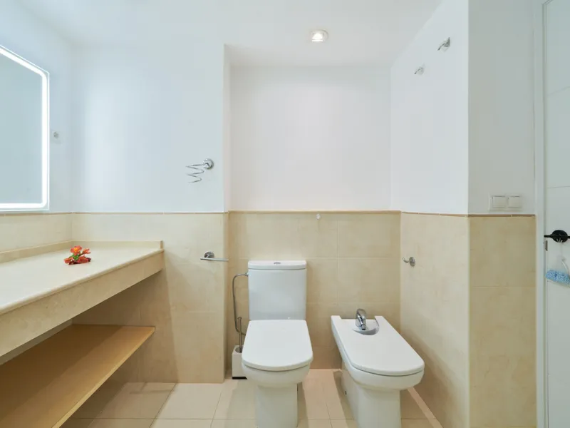 Just moments from the shoreline, this elegant 2-bedroom, 2-bathroom apartment is nestled within the sought-after gated community of Jardines de las Golondrinas, just 200 metres from one of Marbella's finest sandy beaches. Set in the prestigious area of El