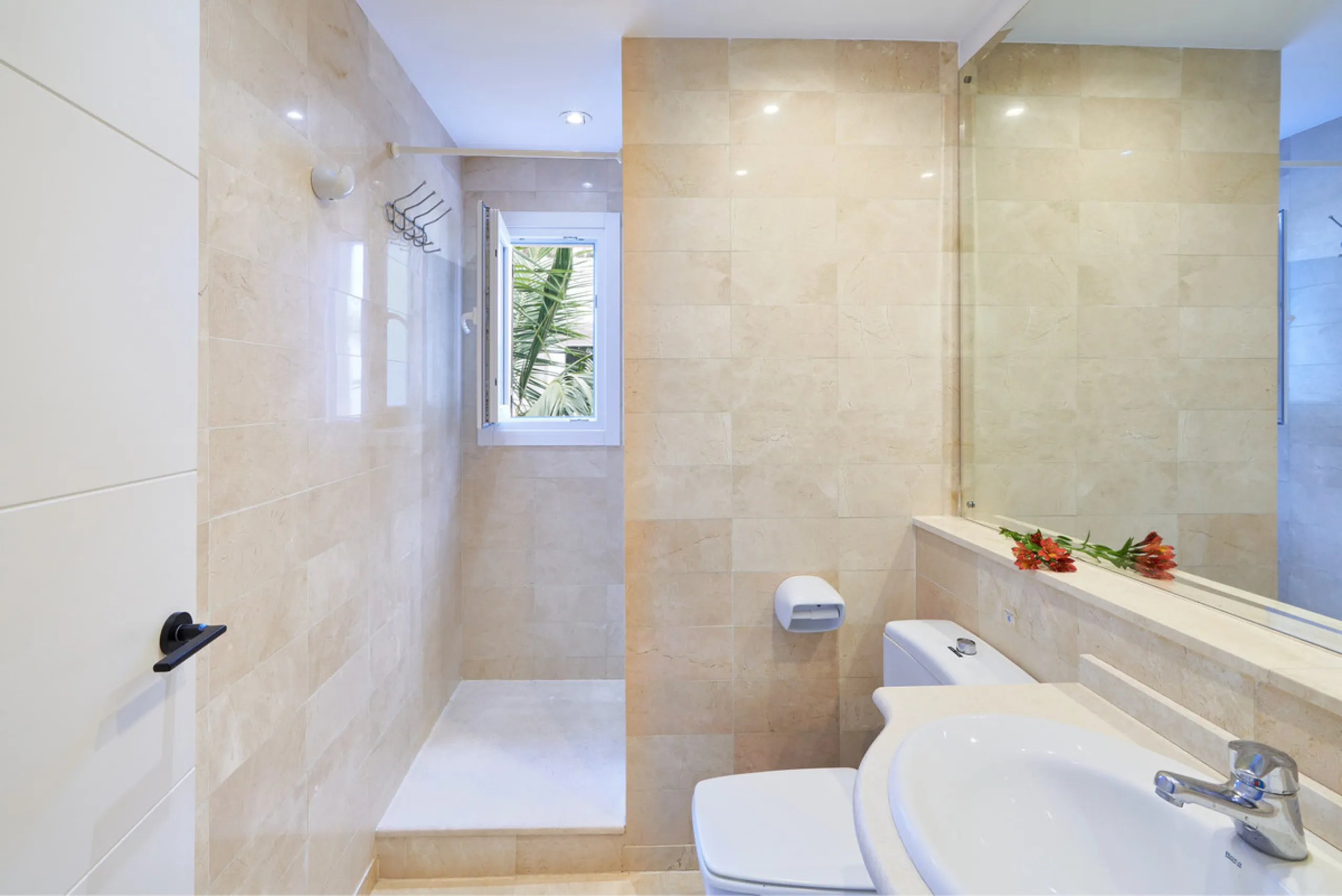 Just moments from the shoreline, this elegant 2-bedroom, 2-bathroom apartment is nestled within the sought-after gated community of Jardines de las Golondrinas, just 200 metres from one of Marbella's finest sandy beaches. Set in the prestigious area of El