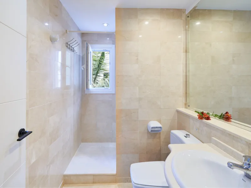Just moments from the shoreline, this elegant 2-bedroom, 2-bathroom apartment is nestled within the sought-after gated community of Jardines de las Golondrinas, just 200 metres from one of Marbella's finest sandy beaches. Set in the prestigious area of El