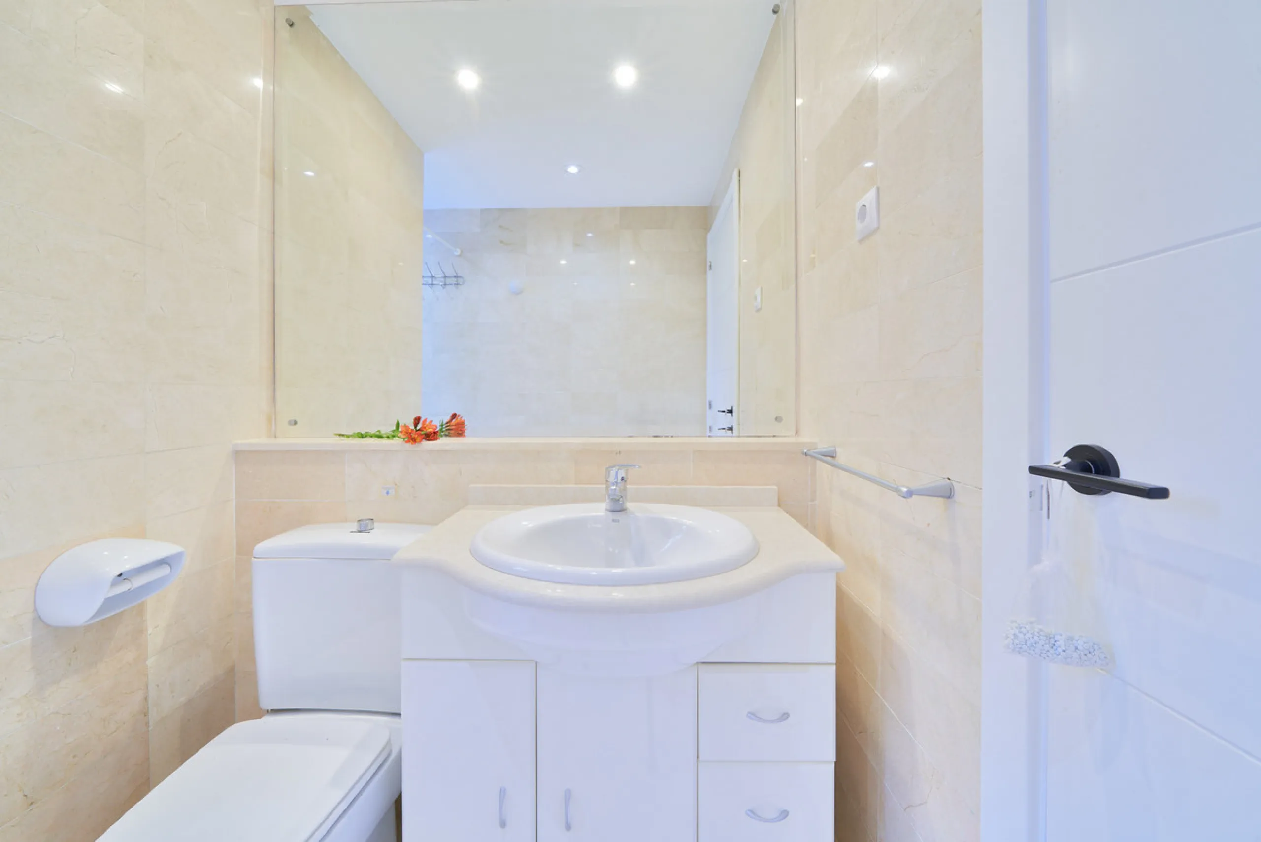 Just moments from the shoreline, this elegant 2-bedroom, 2-bathroom apartment is nestled within the sought-after gated community of Jardines de las Golondrinas, just 200 metres from one of Marbella's finest sandy beaches. Set in the prestigious area of El