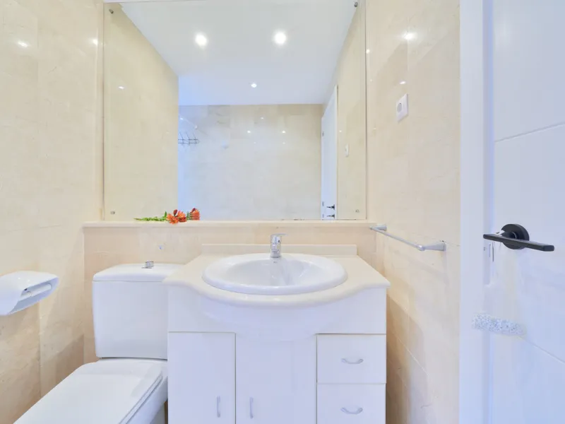 Just moments from the shoreline, this elegant 2-bedroom, 2-bathroom apartment is nestled within the sought-after gated community of Jardines de las Golondrinas, just 200 metres from one of Marbella's finest sandy beaches. Set in the prestigious area of El