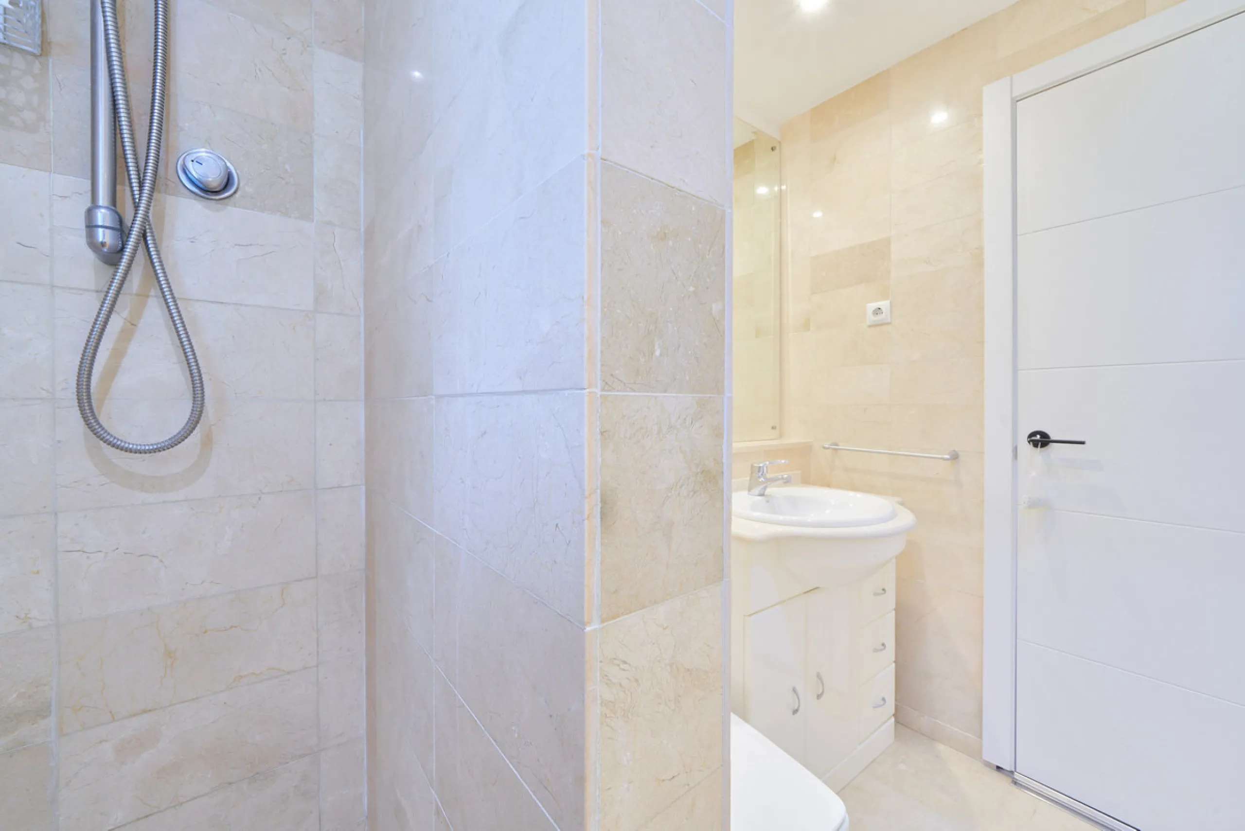 Just moments from the shoreline, this elegant 2-bedroom, 2-bathroom apartment is nestled within the sought-after gated community of Jardines de las Golondrinas, just 200 metres from one of Marbella's finest sandy beaches. Set in the prestigious area of El