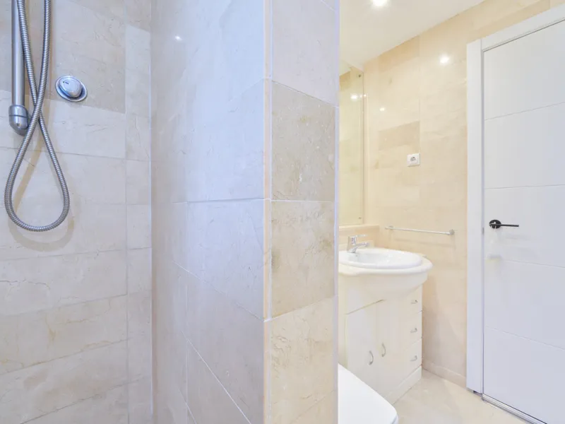 Just moments from the shoreline, this elegant 2-bedroom, 2-bathroom apartment is nestled within the sought-after gated community of Jardines de las Golondrinas, just 200 metres from one of Marbella's finest sandy beaches. Set in the prestigious area of El