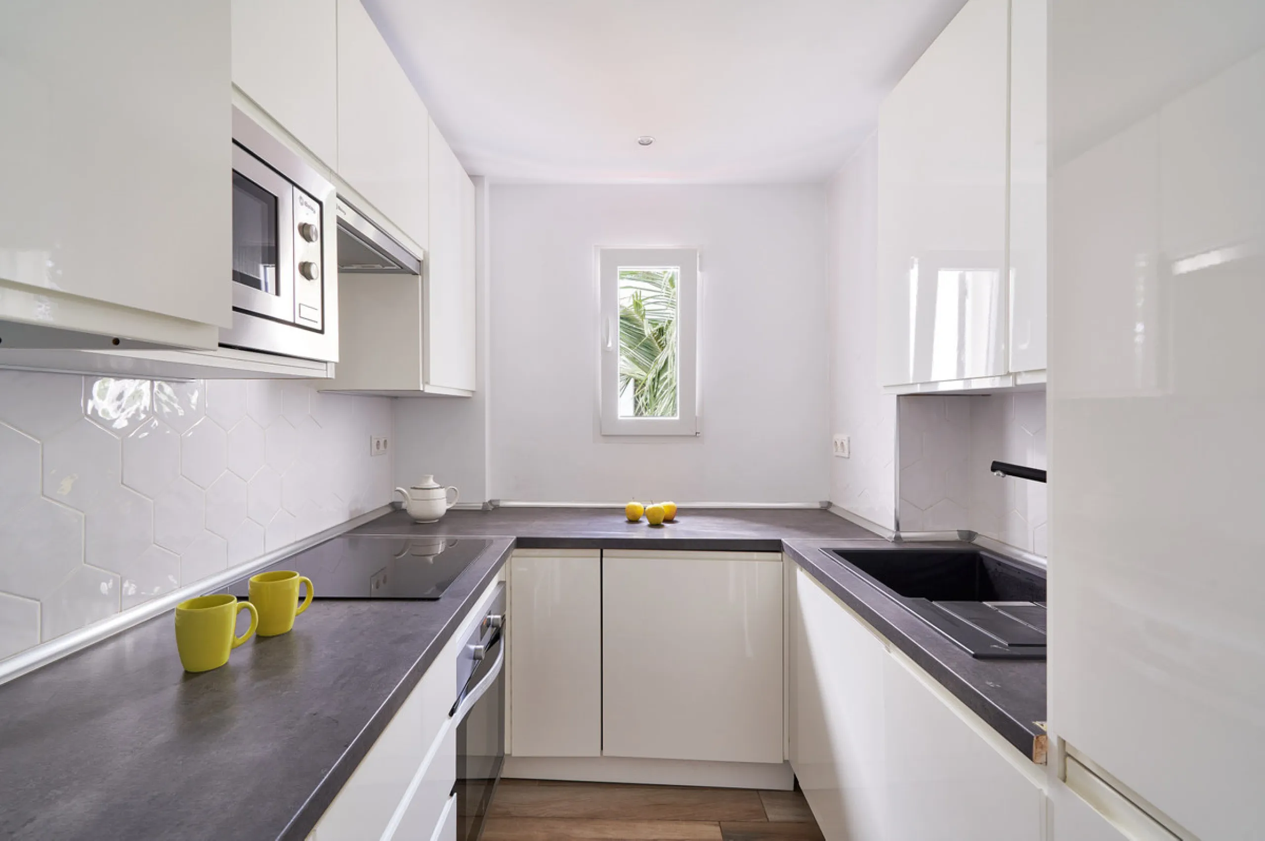 Just moments from the shoreline, this elegant 2-bedroom, 2-bathroom apartment is nestled within the sought-after gated community of Jardines de las Golondrinas, just 200 metres from one of Marbella's finest sandy beaches. Set in the prestigious area of El