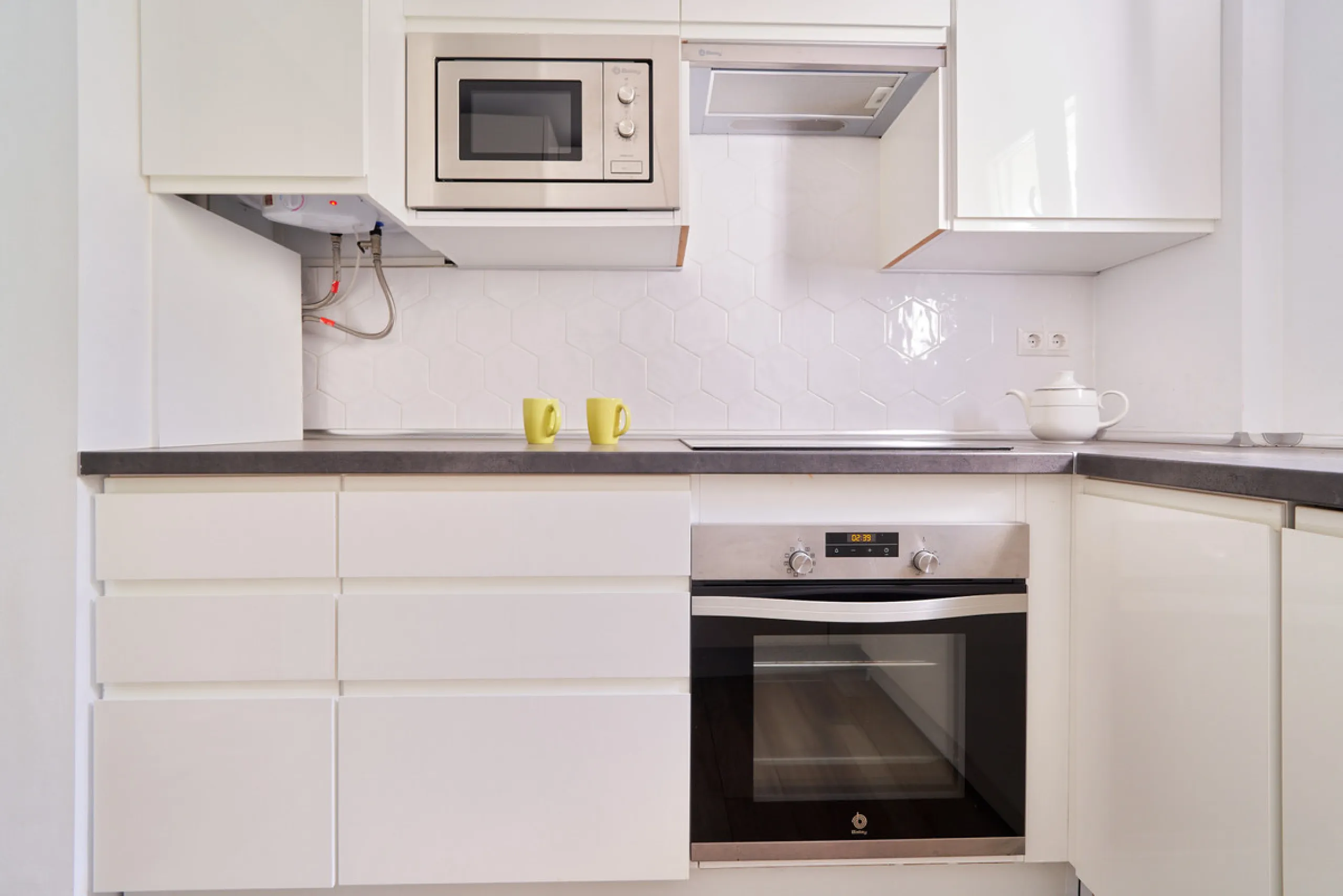 Just moments from the shoreline, this elegant 2-bedroom, 2-bathroom apartment is nestled within the sought-after gated community of Jardines de las Golondrinas, just 200 metres from one of Marbella's finest sandy beaches. Set in the prestigious area of El