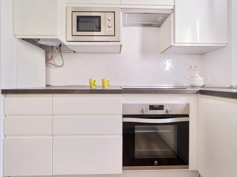 Just moments from the shoreline, this elegant 2-bedroom, 2-bathroom apartment is nestled within the sought-after gated community of Jardines de las Golondrinas, just 200 metres from one of Marbella's finest sandy beaches. Set in the prestigious area of El