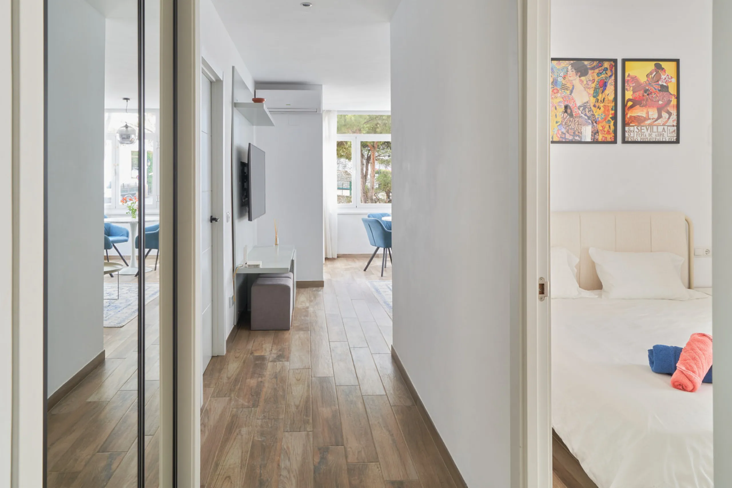 Just moments from the shoreline, this elegant 2-bedroom, 2-bathroom apartment is nestled within the sought-after gated community of Jardines de las Golondrinas, just 200 metres from one of Marbella's finest sandy beaches. Set in the prestigious area of El