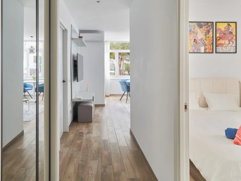 Just moments from the shoreline, this elegant 2-bedroom, 2-bathroom apartment is nestled within the sought-after gated community of Jardines de las Golondrinas, just 200 metres from one of Marbella's finest sandy beaches. Set in the prestigious area of El