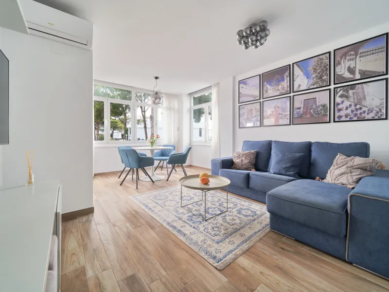 Just moments from the shoreline, this elegant 2-bedroom, 2-bathroom apartment is nestled within the sought-after gated community of Jardines de las Golondrinas, just 200 metres from one of Marbella's finest sandy beaches. Set in the prestigious area of El