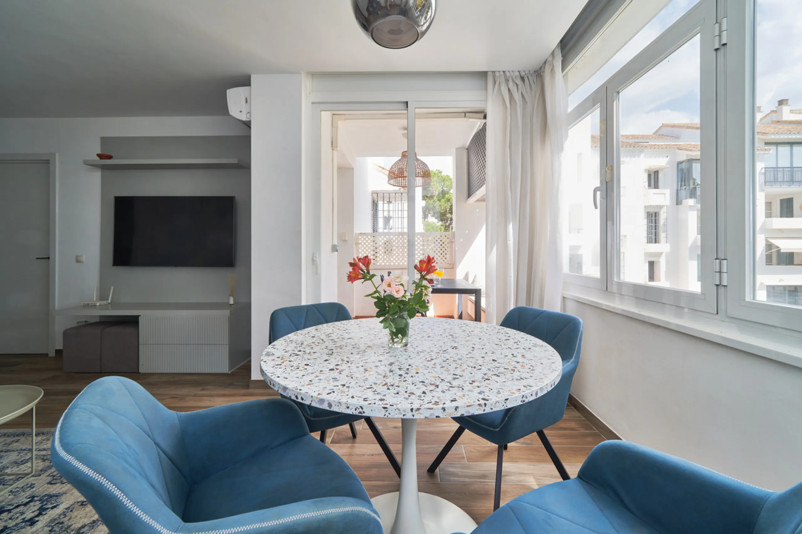 Just moments from the shoreline, this elegant 2-bedroom, 2-bathroom apartment is nestled within the sought-after gated community of Jardines de las Golondrinas, just 200 metres from one of Marbella's finest sandy beaches. Set in the prestigious area of El