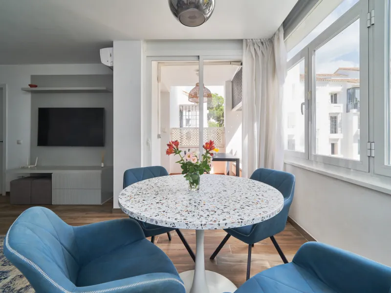 Just moments from the shoreline, this elegant 2-bedroom, 2-bathroom apartment is nestled within the sought-after gated community of Jardines de las Golondrinas, just 200 metres from one of Marbella's finest sandy beaches. Set in the prestigious area of El