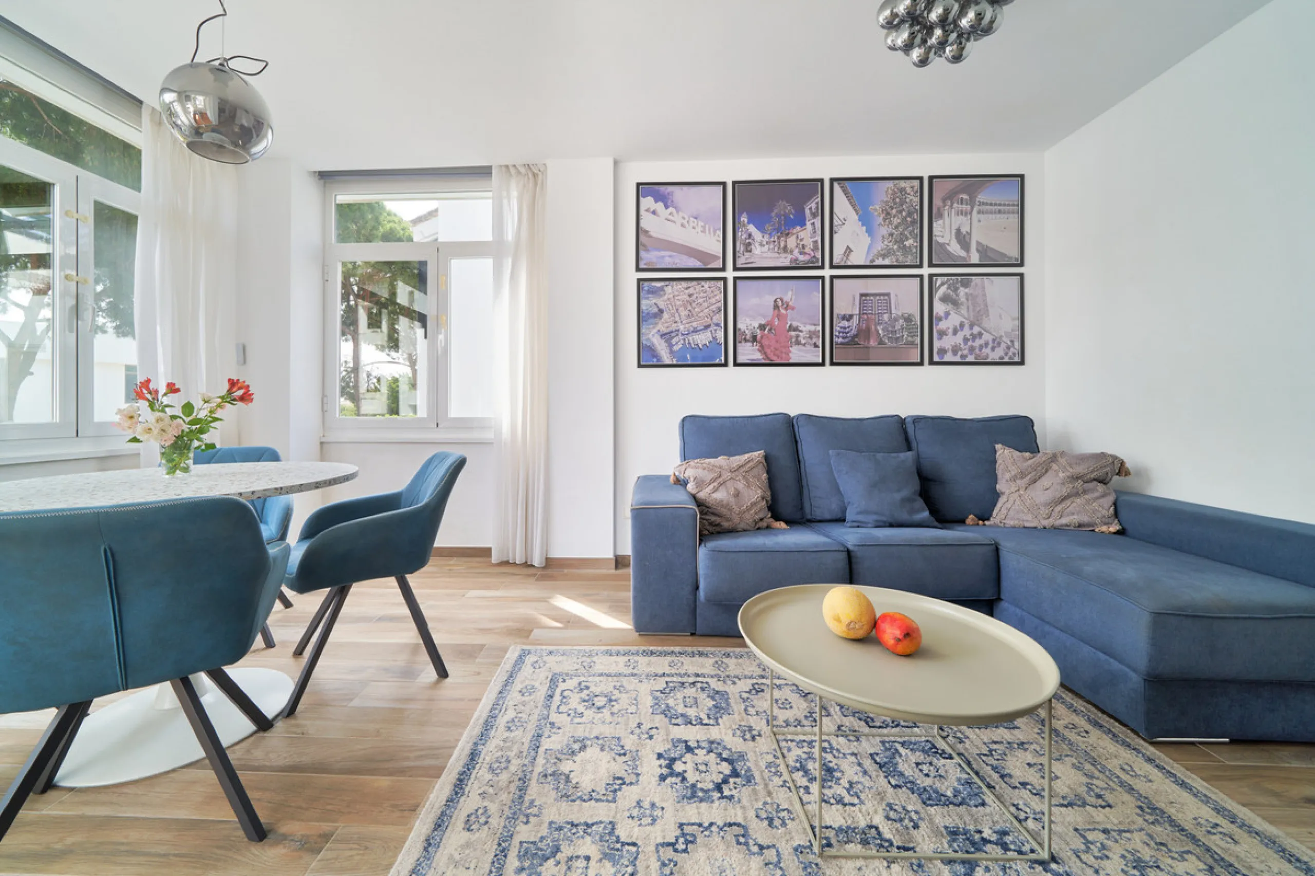 Just moments from the shoreline, this elegant 2-bedroom, 2-bathroom apartment is nestled within the sought-after gated community of Jardines de las Golondrinas, just 200 metres from one of Marbella's finest sandy beaches. Set in the prestigious area of El