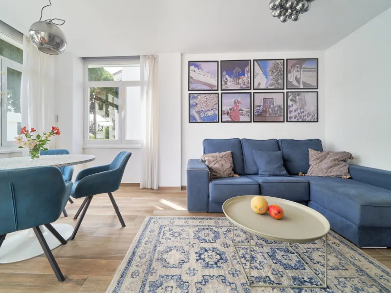 Just moments from the shoreline, this elegant 2-bedroom, 2-bathroom apartment is nestled within the sought-after gated community of Jardines de las Golondrinas, just 200 metres from one of Marbella's finest sandy beaches. Set in the prestigious area of El