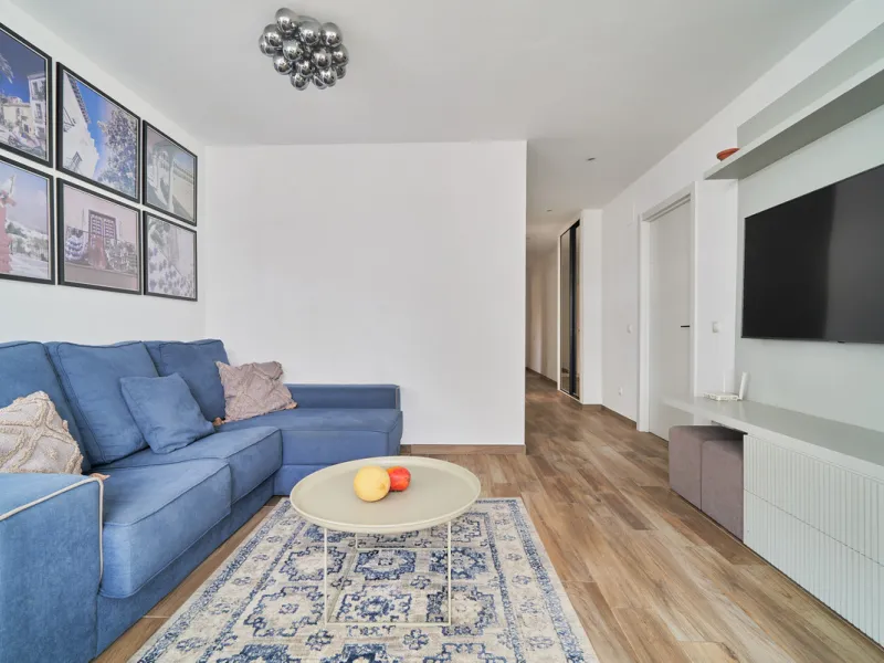 Just moments from the shoreline, this elegant 2-bedroom, 2-bathroom apartment is nestled within the sought-after gated community of Jardines de las Golondrinas, just 200 metres from one of Marbella's finest sandy beaches. Set in the prestigious area of El
