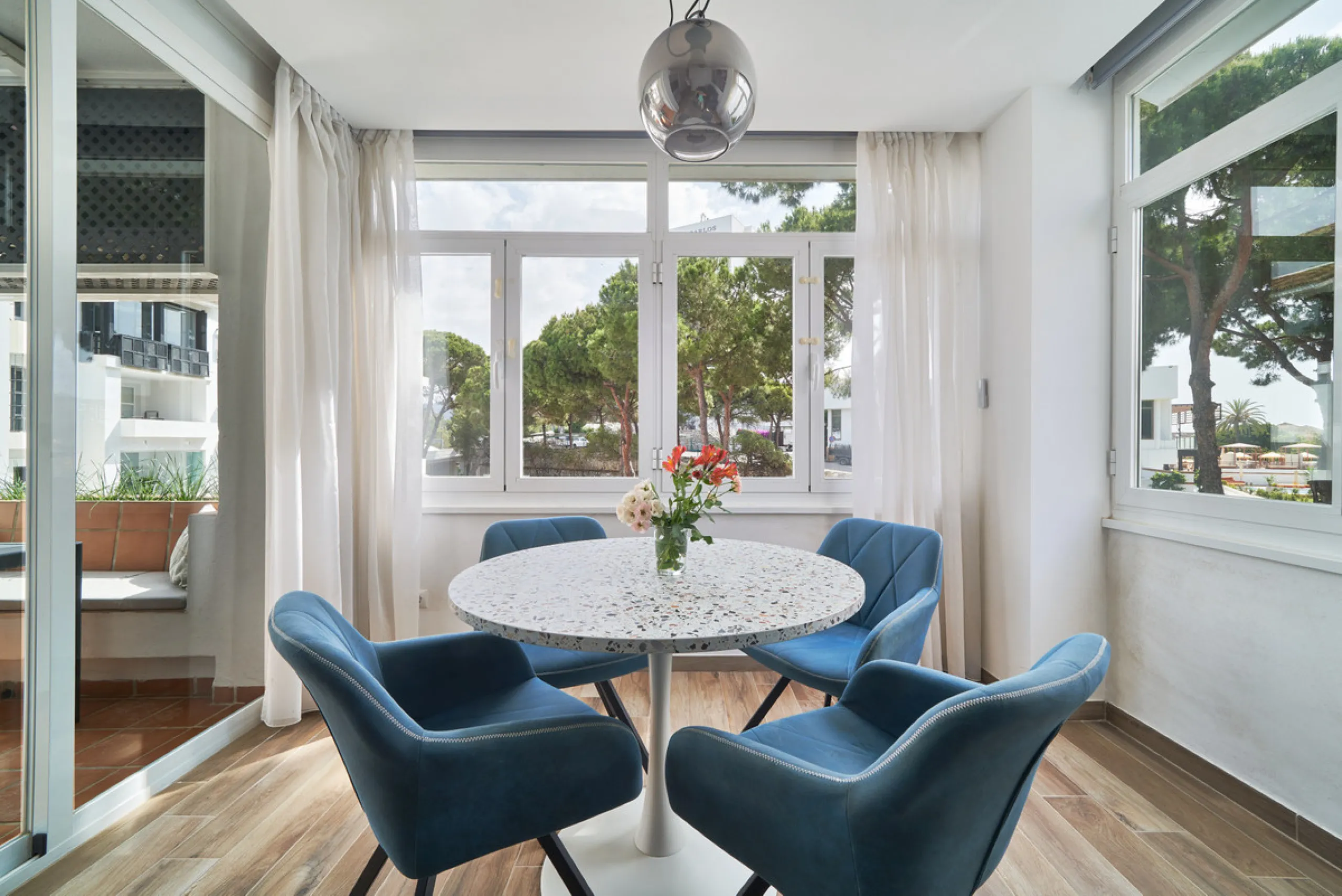 Just moments from the shoreline, this elegant 2-bedroom, 2-bathroom apartment is nestled within the sought-after gated community of Jardines de las Golondrinas, just 200 metres from one of Marbella's finest sandy beaches. Set in the prestigious area of El
