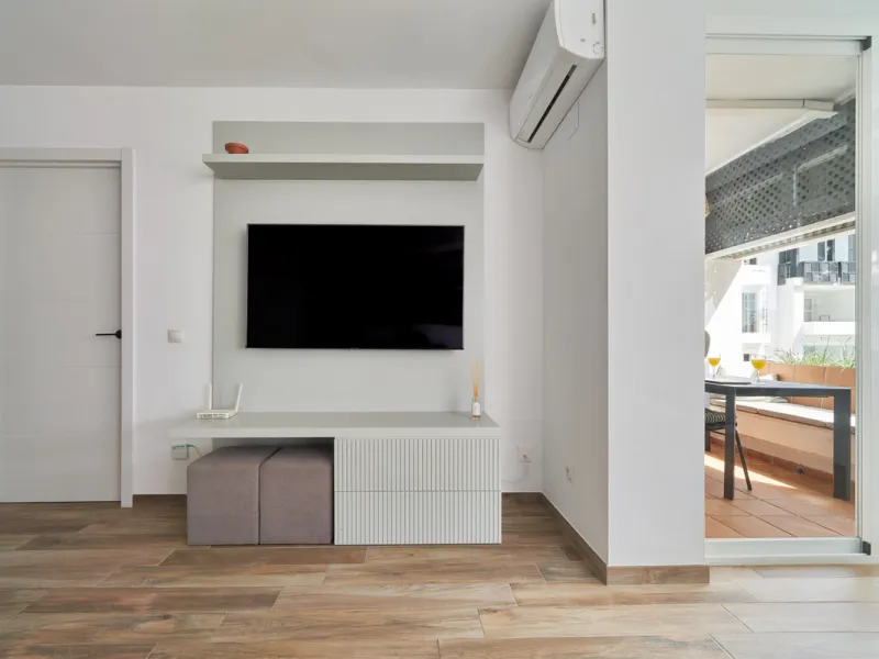 Just moments from the shoreline, this elegant 2-bedroom, 2-bathroom apartment is nestled within the sought-after gated community of Jardines de las Golondrinas, just 200 metres from one of Marbella's finest sandy beaches. Set in the prestigious area of El