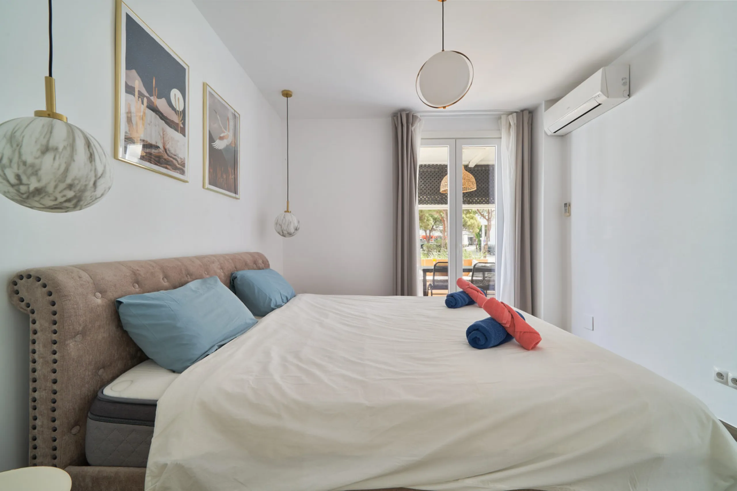 Just moments from the shoreline, this elegant 2-bedroom, 2-bathroom apartment is nestled within the sought-after gated community of Jardines de las Golondrinas, just 200 metres from one of Marbella's finest sandy beaches. Set in the prestigious area of El