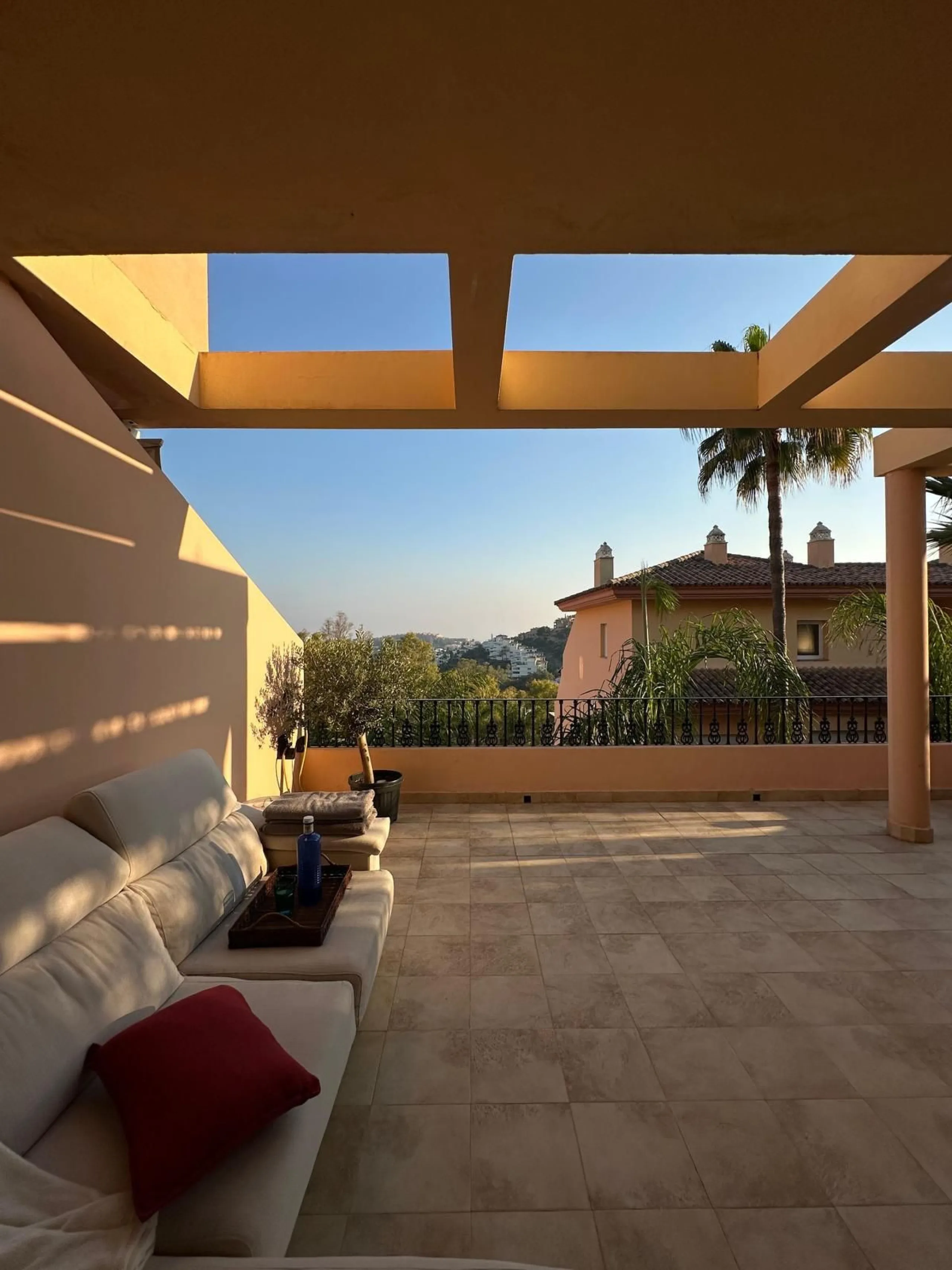 Spacious and elegant 2 bedroom apartment located in the prestigious urbanization Vista Real, in the heart of Nueva Andalucía. This exclusive residential area stands out for its tranquility, security and proximity to golf courses, shops, restaurants and th