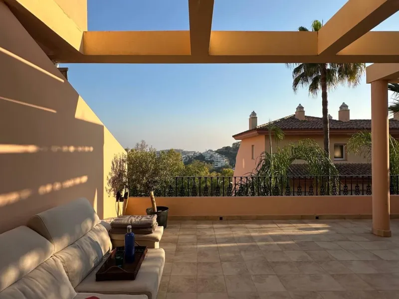 Spacious and elegant 2 bedroom apartment located in the prestigious urbanization Vista Real, in the heart of Nueva Andalucía. This exclusive residential area stands out for its tranquility, security and proximity to golf courses, shops, restaurants and th