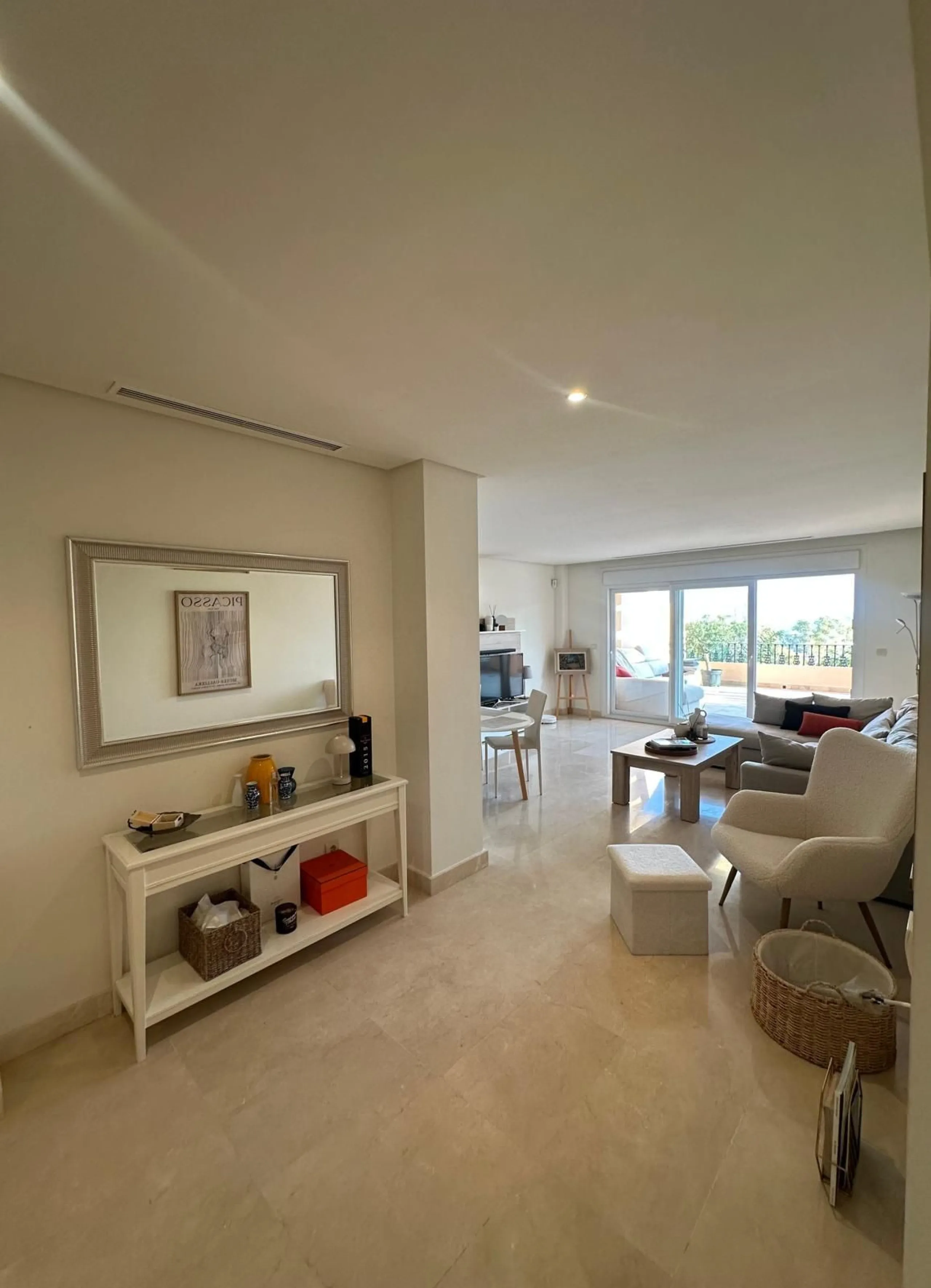 Spacious and elegant 2 bedroom apartment located in the prestigious urbanization Vista Real, in the heart of Nueva Andalucía. This exclusive residential area stands out for its tranquility, security and proximity to golf courses, shops, restaurants and th