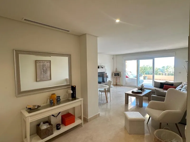 Spacious and elegant 2 bedroom apartment located in the prestigious urbanization Vista Real, in the heart of Nueva Andalucía. This exclusive residential area stands out for its tranquility, security and proximity to golf courses, shops, restaurants and th