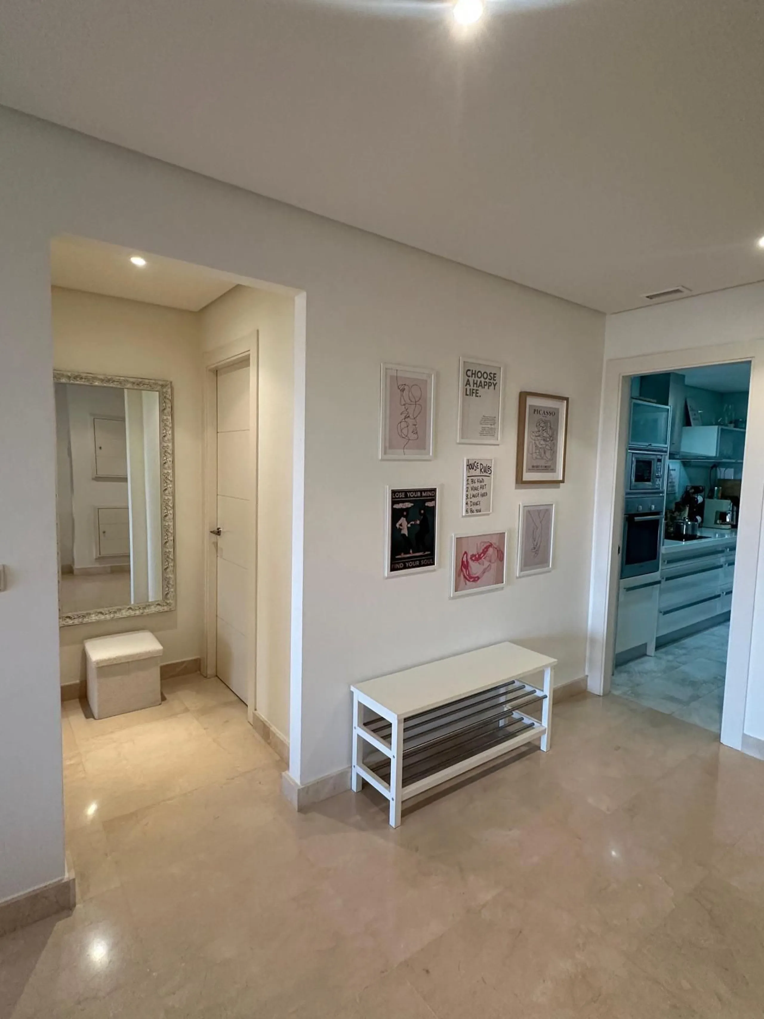 Spacious and elegant 2 bedroom apartment located in the prestigious urbanization Vista Real, in the heart of Nueva Andalucía. This exclusive residential area stands out for its tranquility, security and proximity to golf courses, shops, restaurants and th