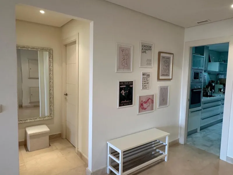 Spacious and elegant 2 bedroom apartment located in the prestigious urbanization Vista Real, in the heart of Nueva Andalucía. This exclusive residential area stands out for its tranquility, security and proximity to golf courses, shops, restaurants and th