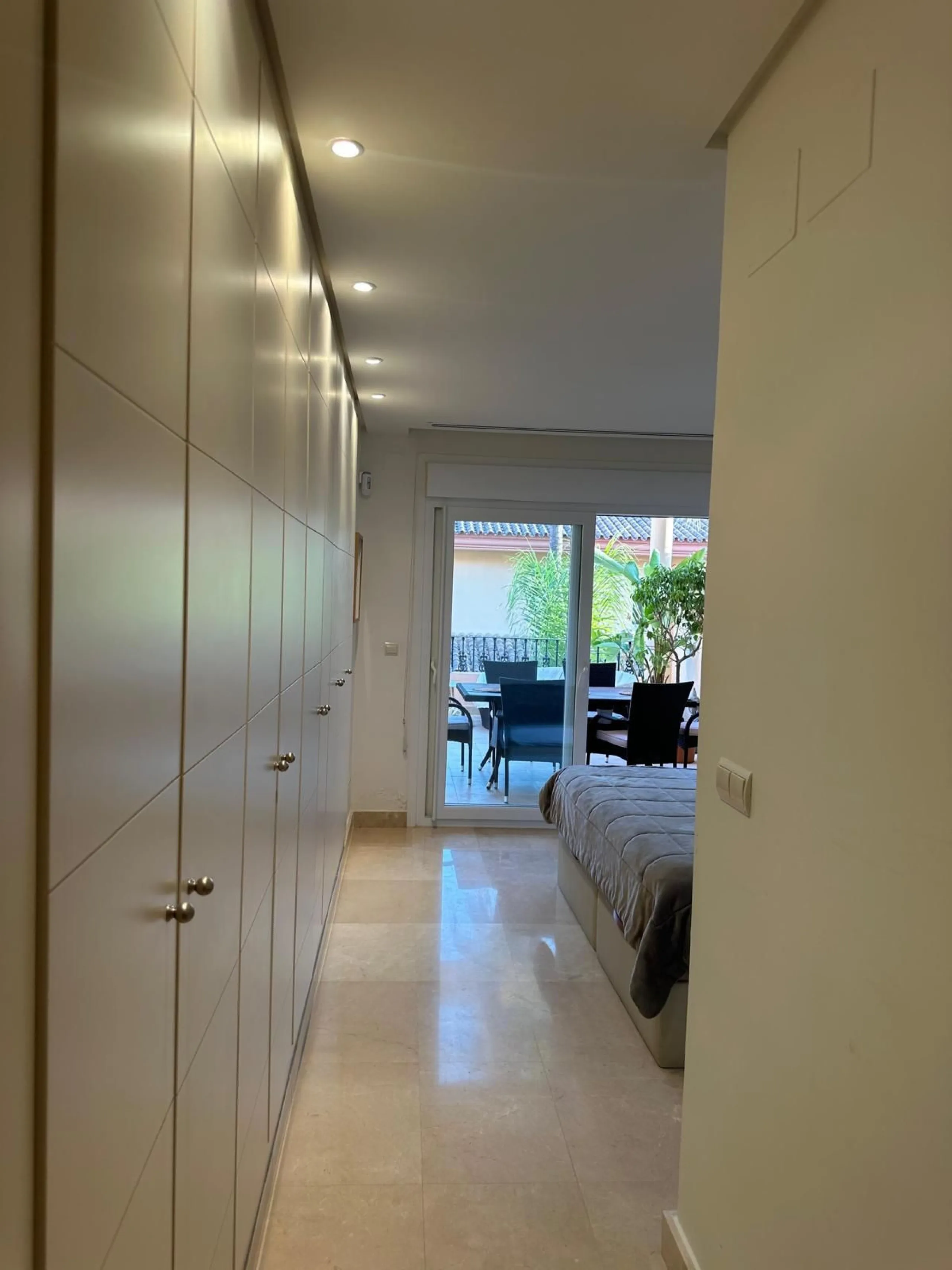Spacious and elegant 2 bedroom apartment located in the prestigious urbanization Vista Real, in the heart of Nueva Andalucía. This exclusive residential area stands out for its tranquility, security and proximity to golf courses, shops, restaurants and th