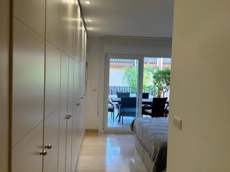 Spacious and elegant 2 bedroom apartment located in the prestigious urbanization Vista Real, in the heart of Nueva Andalucía. This exclusive residential area stands out for its tranquility, security and proximity to golf courses, shops, restaurants and th