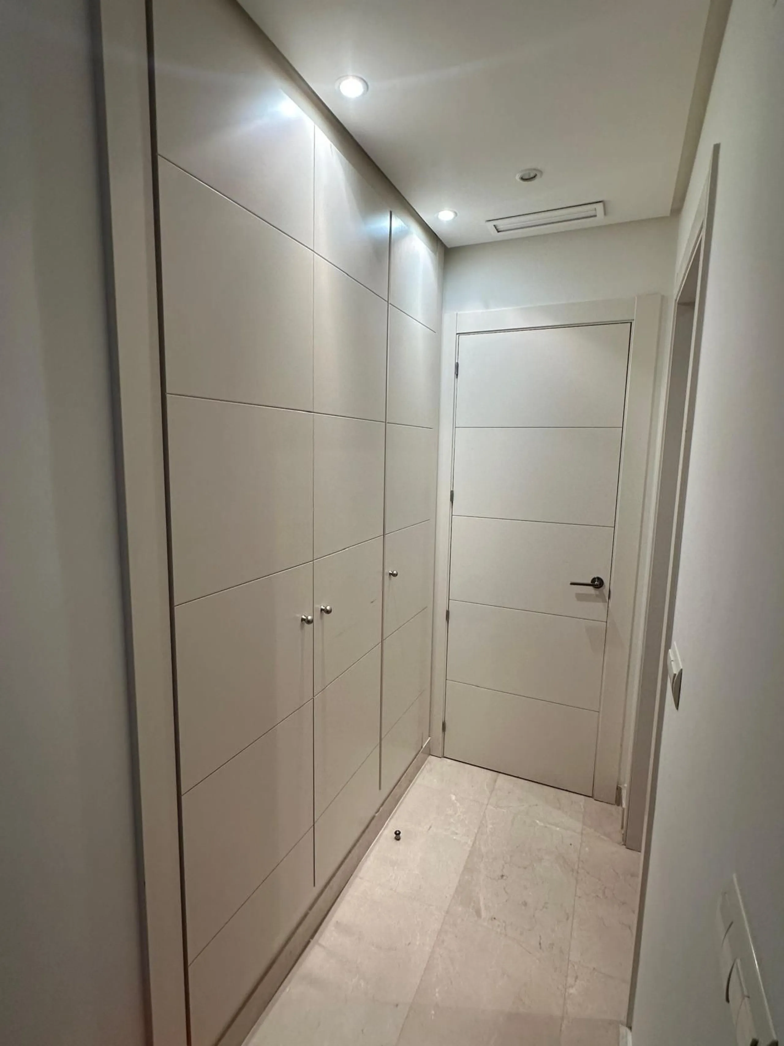 Spacious and elegant 2 bedroom apartment located in the prestigious urbanization Vista Real, in the heart of Nueva Andalucía. This exclusive residential area stands out for its tranquility, security and proximity to golf courses, shops, restaurants and th