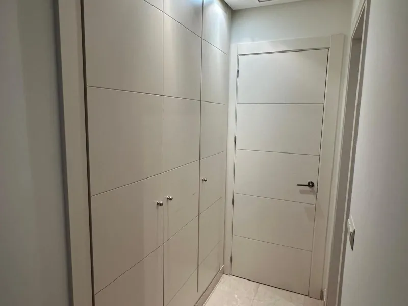 Spacious and elegant 2 bedroom apartment located in the prestigious urbanization Vista Real, in the heart of Nueva Andalucía. This exclusive residential area stands out for its tranquility, security and proximity to golf courses, shops, restaurants and th