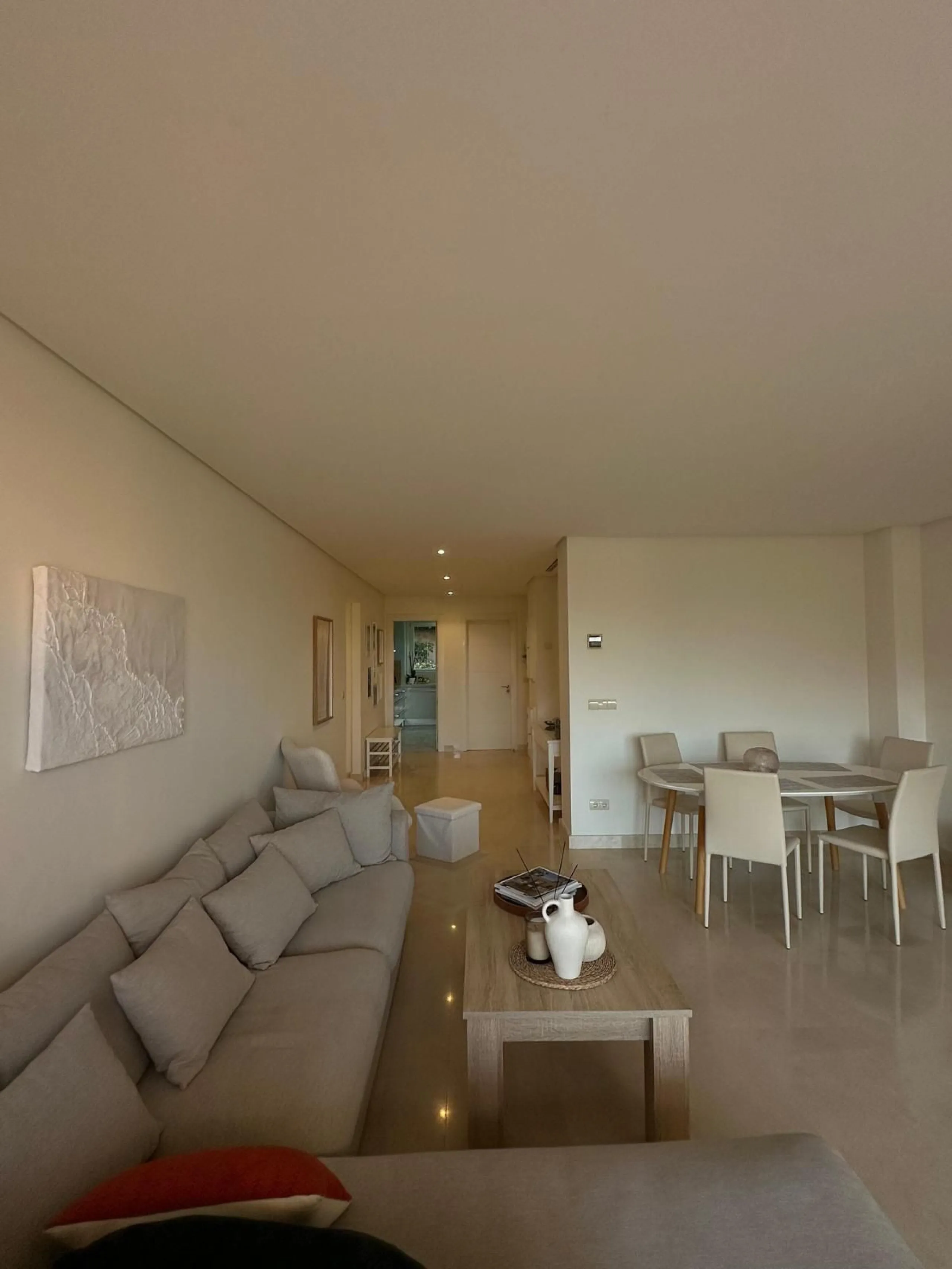 Spacious and elegant 2 bedroom apartment located in the prestigious urbanization Vista Real, in the heart of Nueva Andalucía. This exclusive residential area stands out for its tranquility, security and proximity to golf courses, shops, restaurants and th