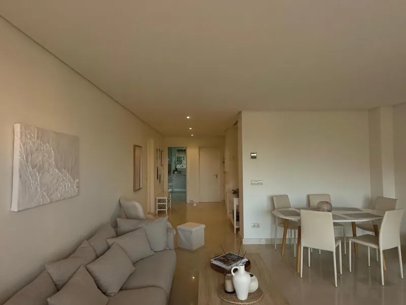 Spacious and elegant 2 bedroom apartment located in the prestigious urbanization Vista Real, in the heart of Nueva Andalucía. This exclusive residential area stands out for its tranquility, security and proximity to golf courses, shops, restaurants and th