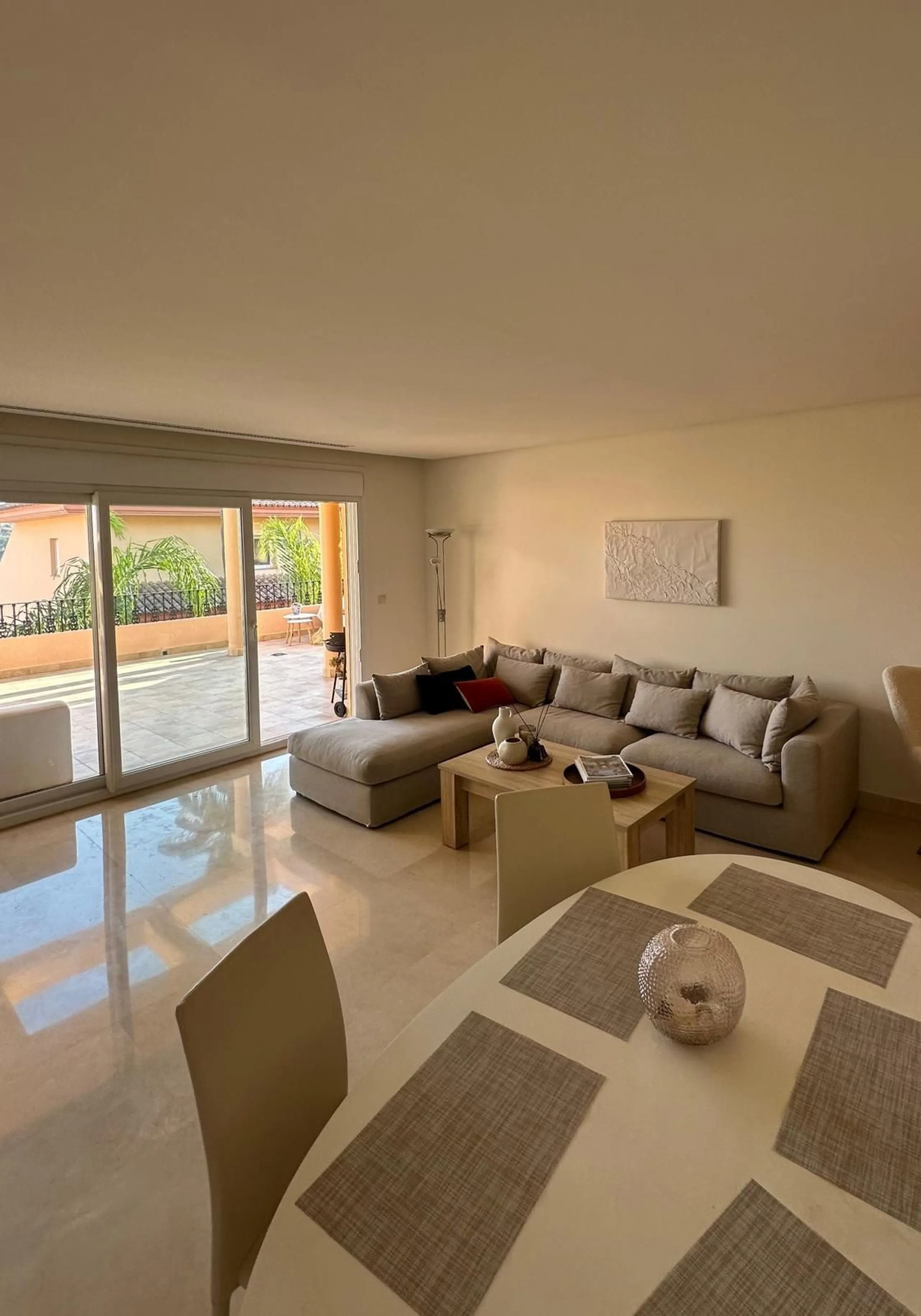 Spacious and elegant 2 bedroom apartment located in the prestigious urbanization Vista Real, in the heart of Nueva Andalucía. This exclusive residential area stands out for its tranquility, security and proximity to golf courses, shops, restaurants and th