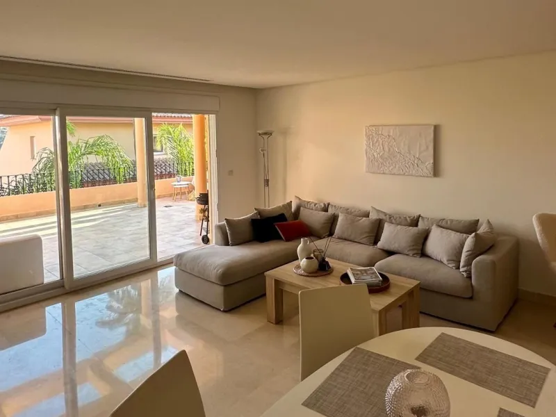 Spacious and elegant 2 bedroom apartment located in the prestigious urbanization Vista Real, in the heart of Nueva Andalucía. This exclusive residential area stands out for its tranquility, security and proximity to golf courses, shops, restaurants and th