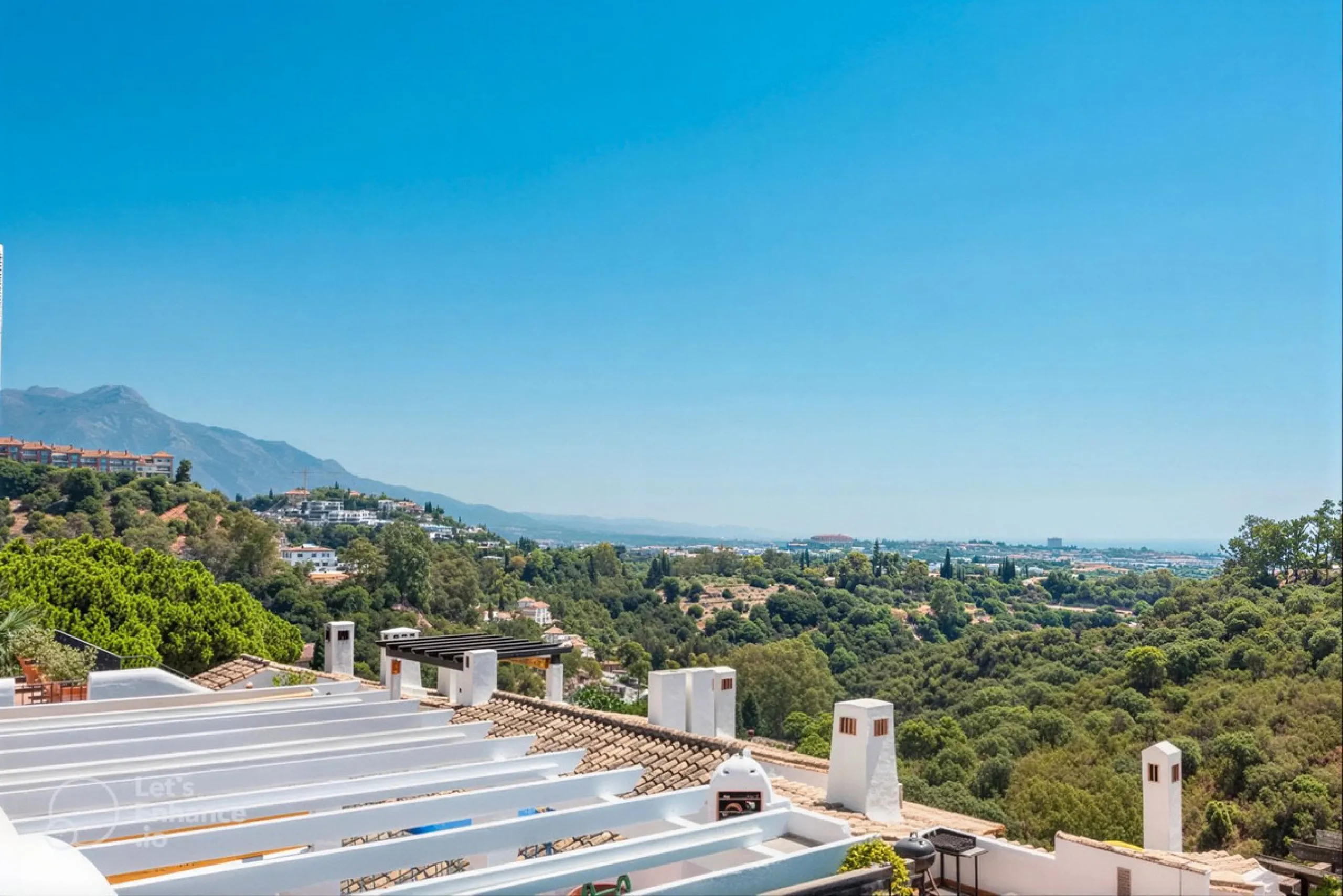 South-facing, move-in ready apartment with panoramic sea views.