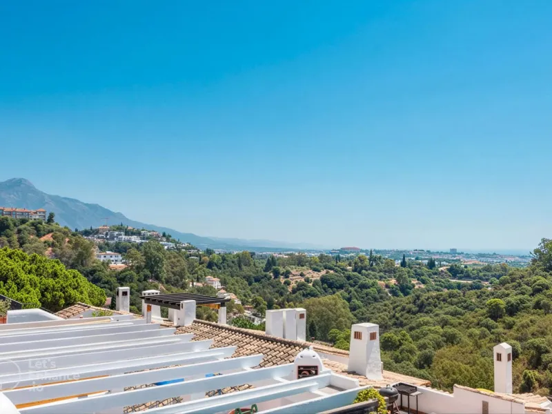 South-facing, move-in ready apartment with panoramic sea views.