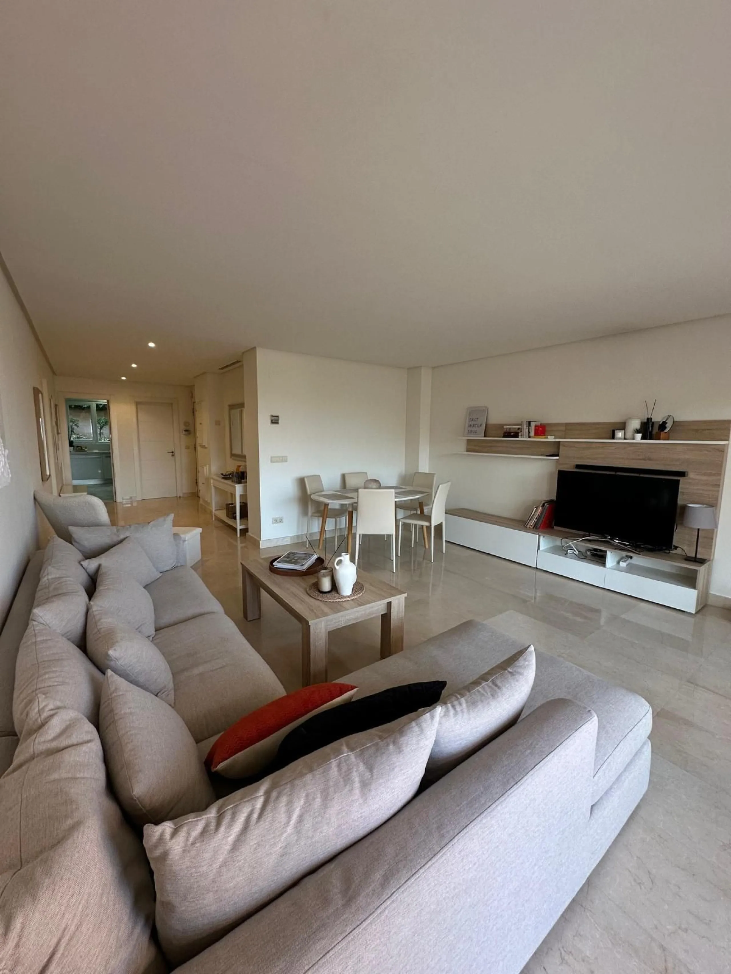 Spacious and elegant 2 bedroom apartment located in the prestigious urbanization Vista Real, in the heart of Nueva Andalucía. This exclusive residential area stands out for its tranquility, security and proximity to golf courses, shops, restaurants and th
