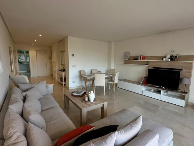 Spacious and elegant 2 bedroom apartment located in the prestigious urbanization Vista Real, in the heart of Nueva Andalucía. This exclusive residential area stands out for its tranquility, security and proximity to golf courses, shops, restaurants and th