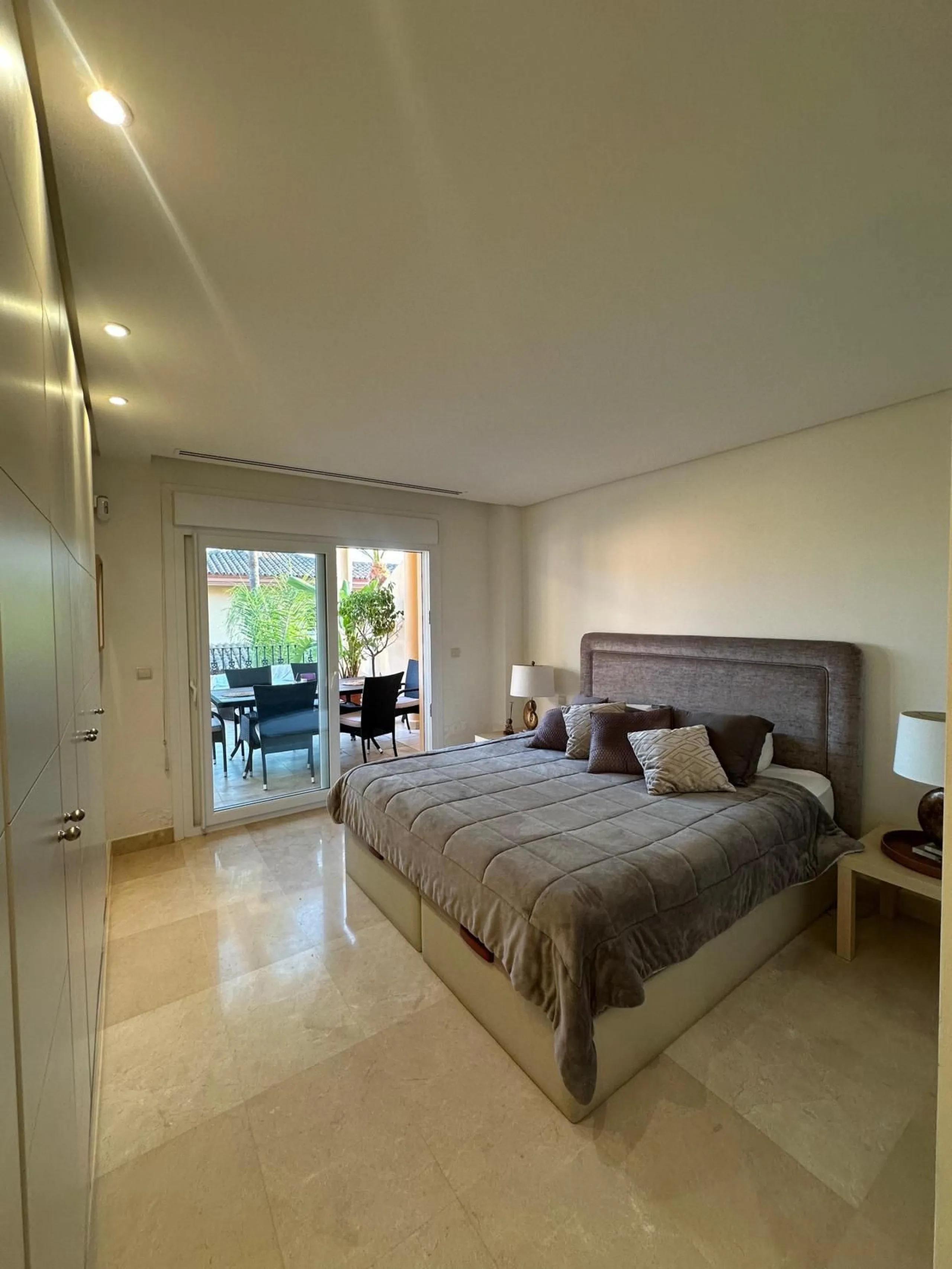 Spacious and elegant 2 bedroom apartment located in the prestigious urbanization Vista Real, in the heart of Nueva Andalucía. This exclusive residential area stands out for its tranquility, security and proximity to golf courses, shops, restaurants and th