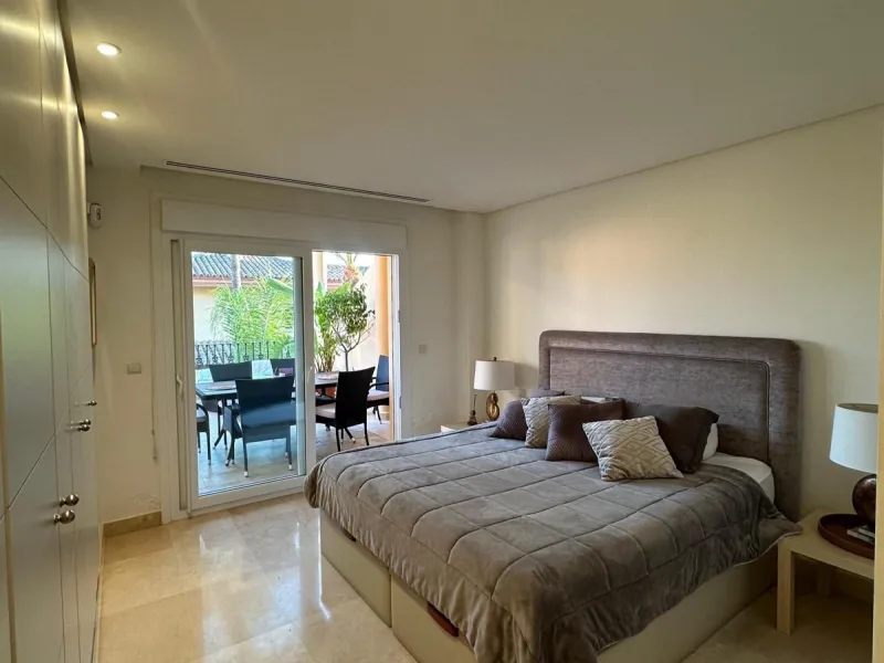 Spacious and elegant 2 bedroom apartment located in the prestigious urbanization Vista Real, in the heart of Nueva Andalucía. This exclusive residential area stands out for its tranquility, security and proximity to golf courses, shops, restaurants and th
