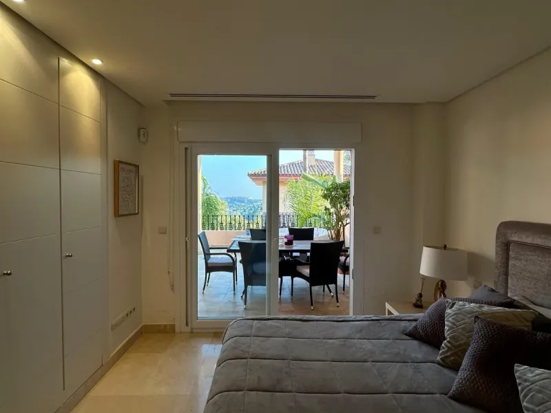 Spacious and elegant 2 bedroom apartment located in the prestigious urbanization Vista Real, in the heart of Nueva Andalucía. This exclusive residential area stands out for its tranquility, security and proximity to golf courses, shops, restaurants and th