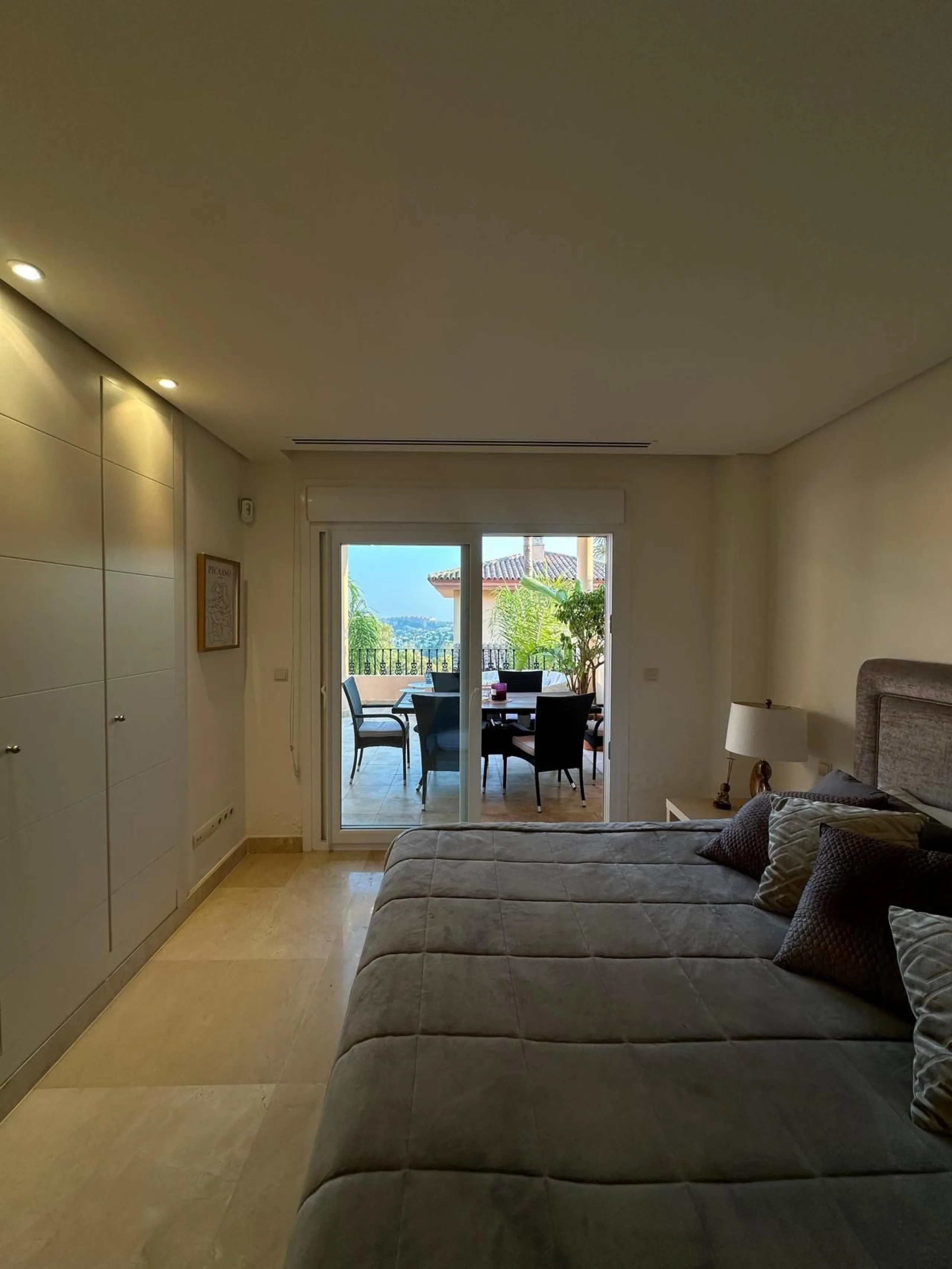Spacious and elegant 2 bedroom apartment located in the prestigious urbanization Vista Real, in the heart of Nueva Andalucía. This exclusive residential area stands out for its tranquility, security and proximity to golf courses, shops, restaurants and th