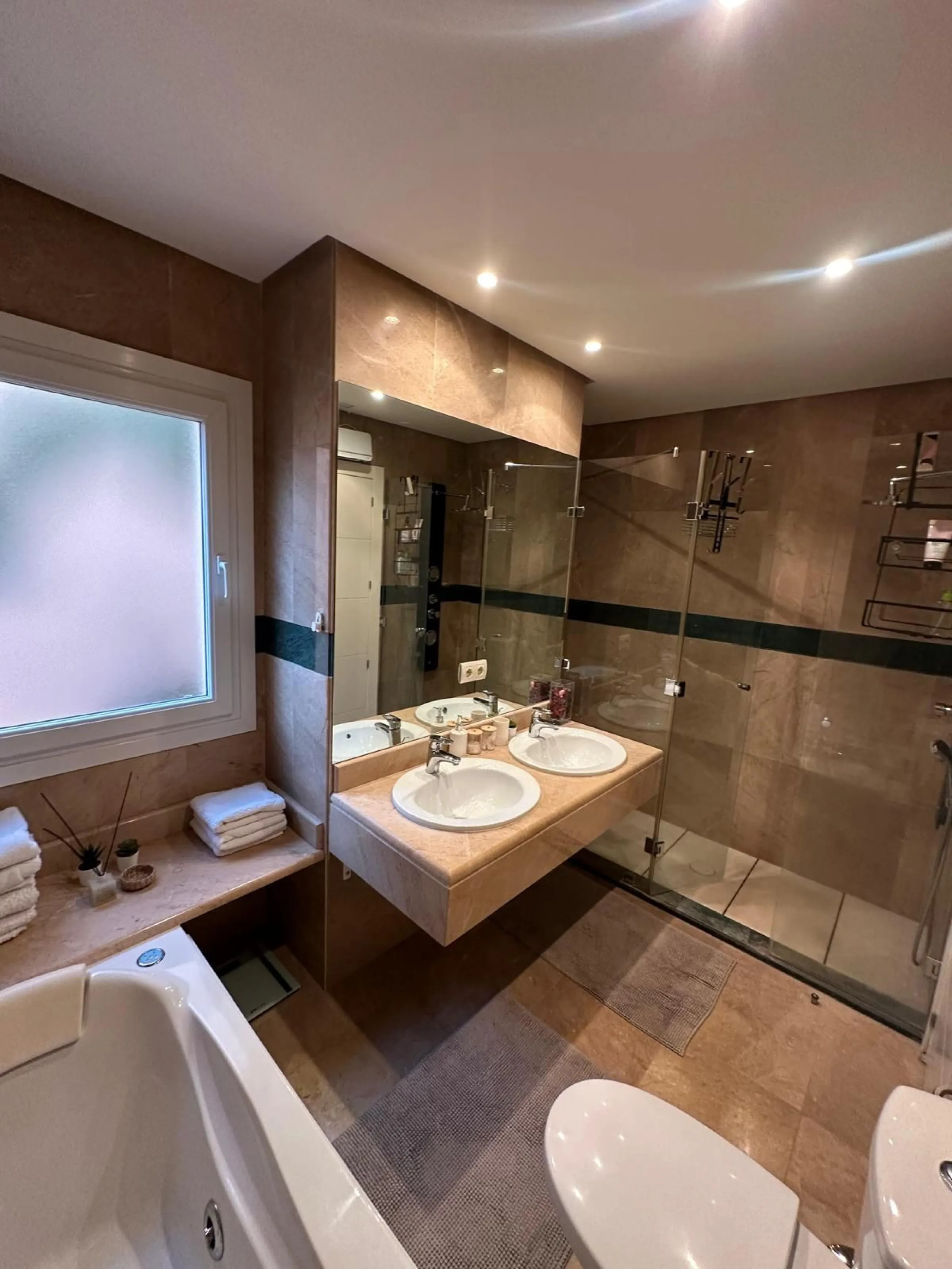Spacious and elegant 2 bedroom apartment located in the prestigious urbanization Vista Real, in the heart of Nueva Andalucía. This exclusive residential area stands out for its tranquility, security and proximity to golf courses, shops, restaurants and th