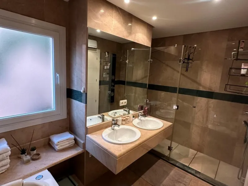 Spacious and elegant 2 bedroom apartment located in the prestigious urbanization Vista Real, in the heart of Nueva Andalucía. This exclusive residential area stands out for its tranquility, security and proximity to golf courses, shops, restaurants and th