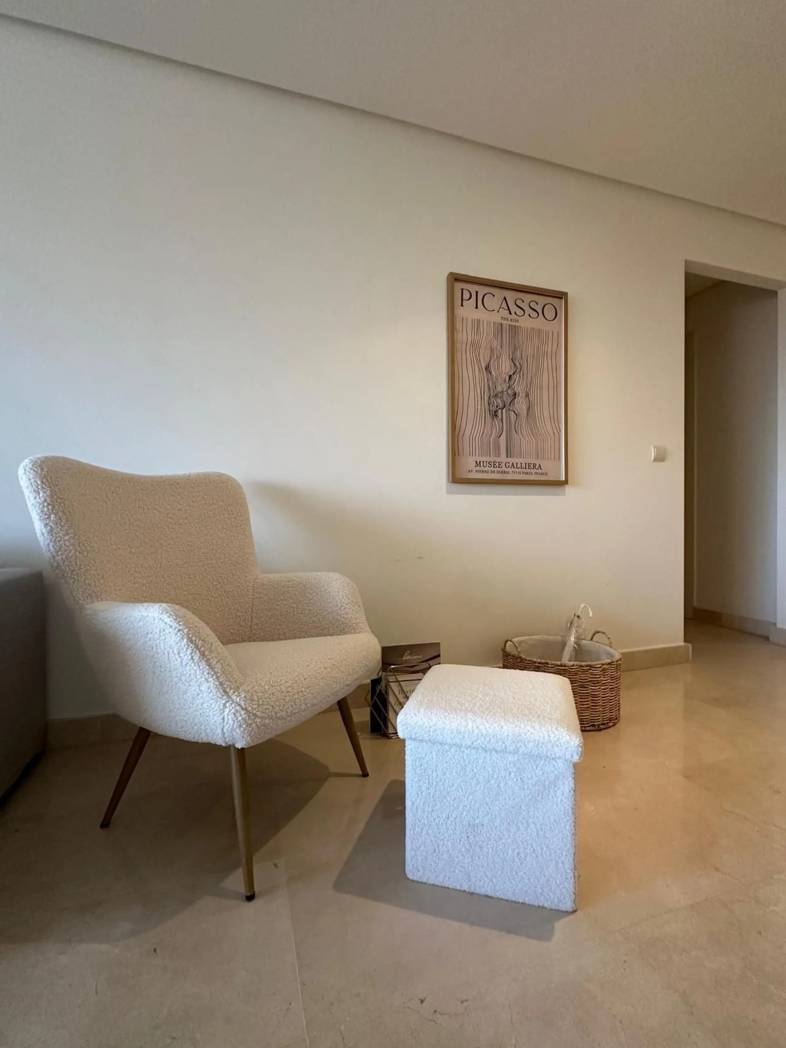 Spacious and elegant 2 bedroom apartment located in the prestigious urbanization Vista Real, in the heart of Nueva Andalucía. This exclusive residential area stands out for its tranquility, security and proximity to golf courses, shops, restaurants and th