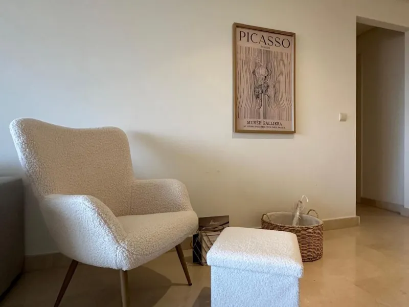 Spacious and elegant 2 bedroom apartment located in the prestigious urbanization Vista Real, in the heart of Nueva Andalucía. This exclusive residential area stands out for its tranquility, security and proximity to golf courses, shops, restaurants and th