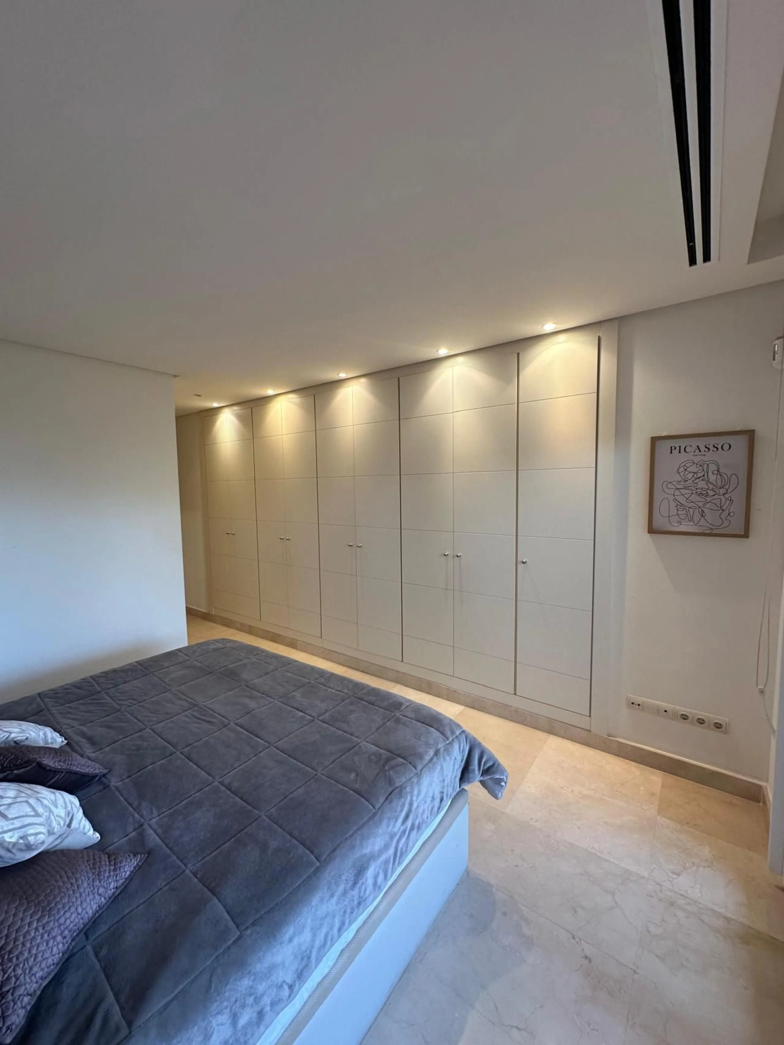 Spacious and elegant 2 bedroom apartment located in the prestigious urbanization Vista Real, in the heart of Nueva Andalucía. This exclusive residential area stands out for its tranquility, security and proximity to golf courses, shops, restaurants and th