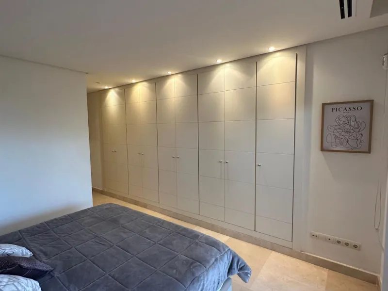 Spacious and elegant 2 bedroom apartment located in the prestigious urbanization Vista Real, in the heart of Nueva Andalucía. This exclusive residential area stands out for its tranquility, security and proximity to golf courses, shops, restaurants and th
